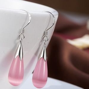 Set earrings with pendant pink drop shape